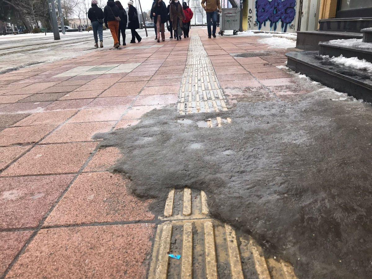 Eskişehir'de görme engelli vatandaşlar, sarı çizgilerden şikayetçi