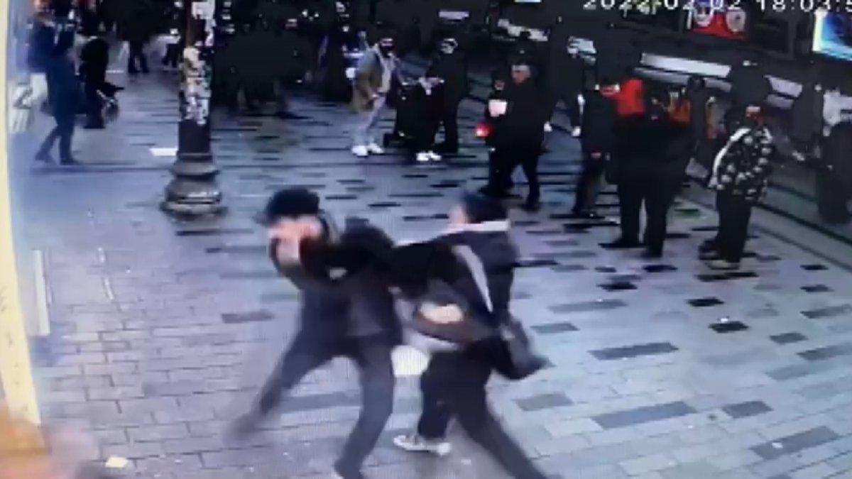 Taksim'de parfüm satıcısı turistin kafasında şişe parçaladı