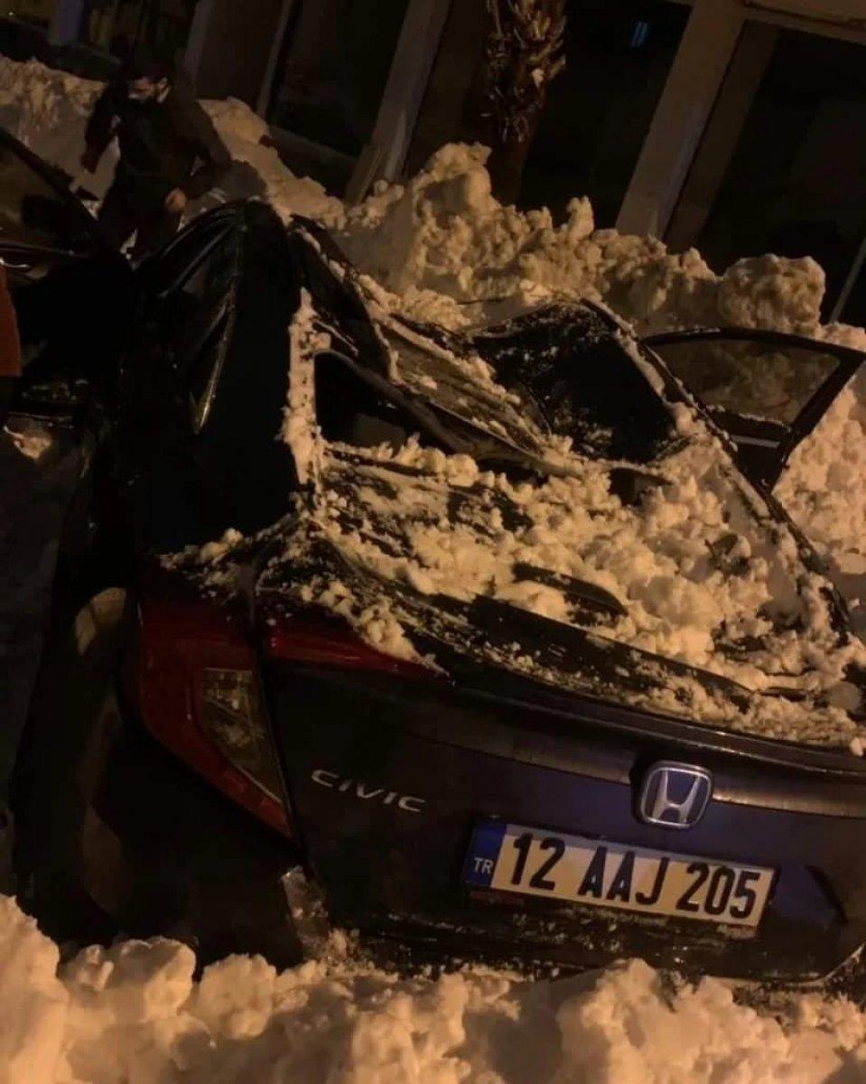 Bingöl'de kar kütlesi düştüğü aracı perte çıkardı
