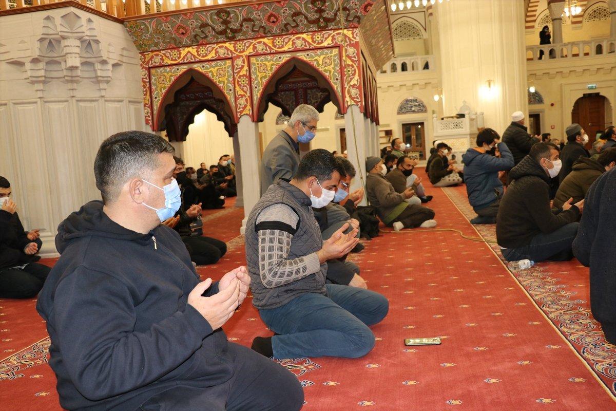 Regaip Kandili yurt genelinde dualarla idrak edildi