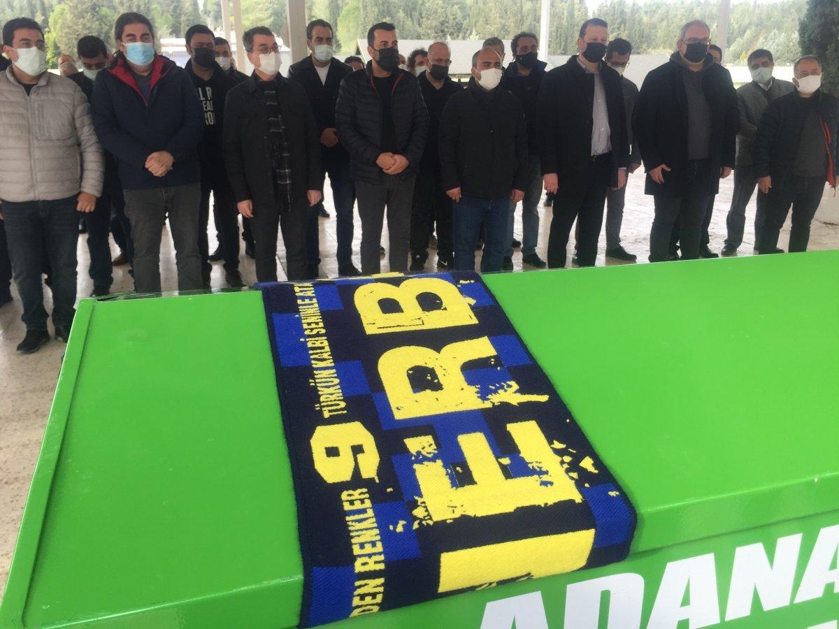 8 gün önce baba olan Emre Karayel, bugün babasını defnetti