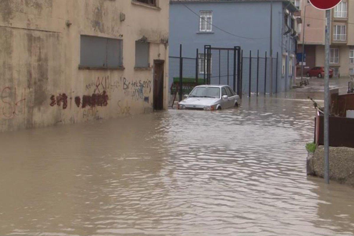 Büyükçekmece’de rögarlar taştı, yollar göle döndü