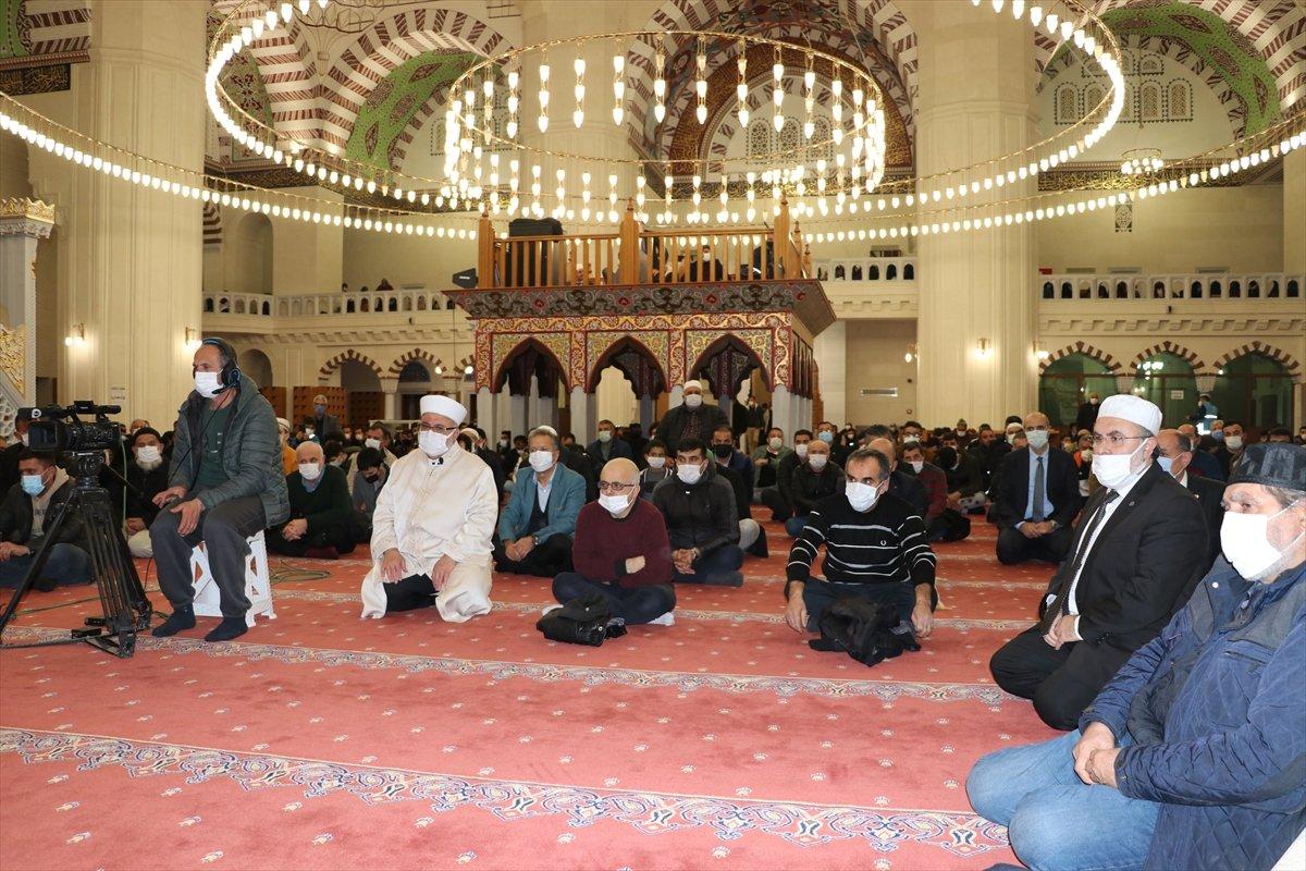 Regaip Kandili yurt genelinde dualarla idrak edildi