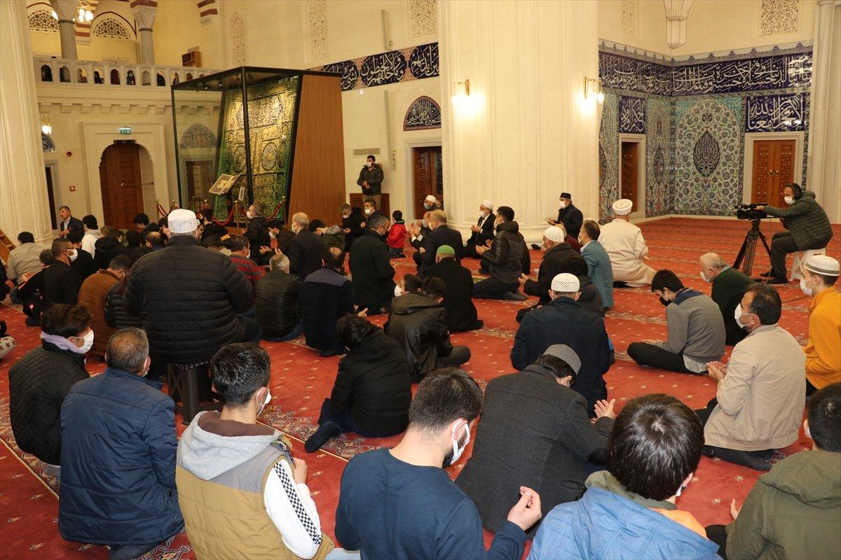 Regaip Kandili yurt genelinde dualarla idrak edildi