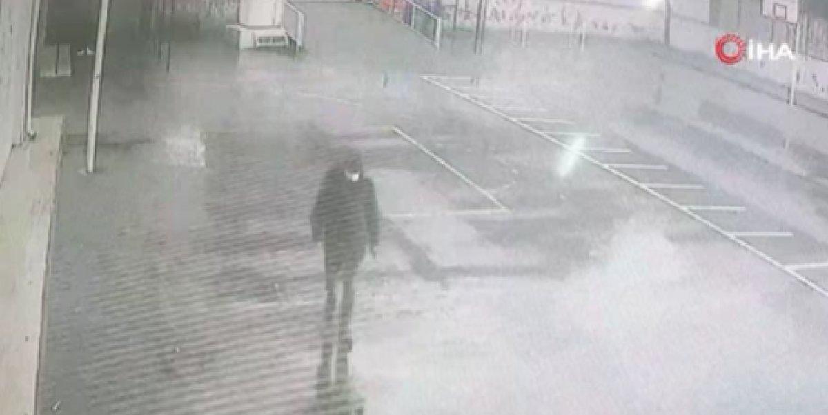 Sultangazi'de çaldığı kredi kartlarıyla alışveriş yaptı