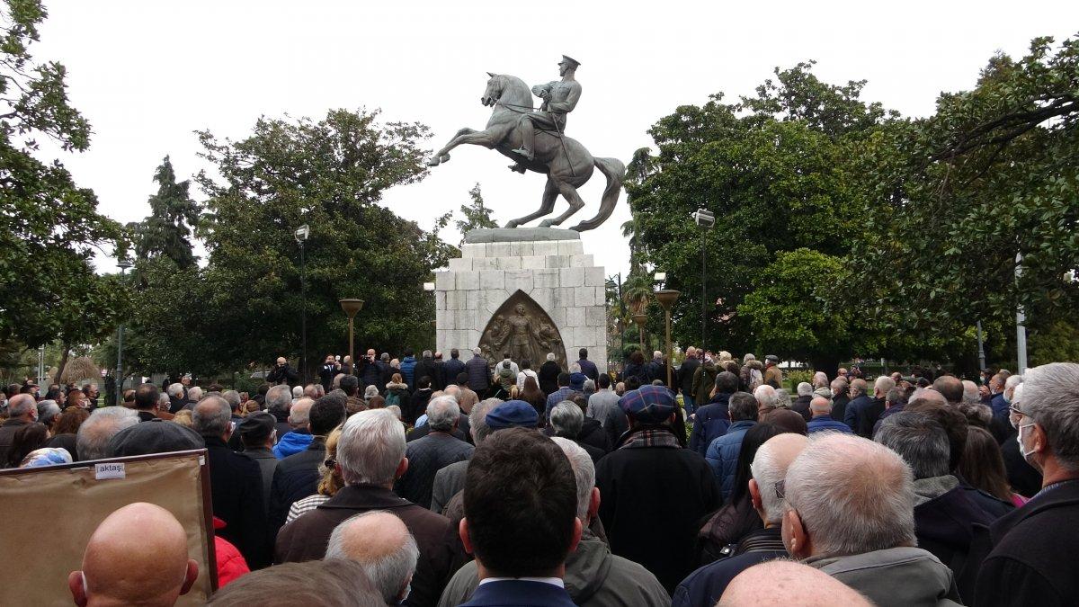 Samsun'daki Atatürk Anıtı'na gidenler, heykel etrafında döndü