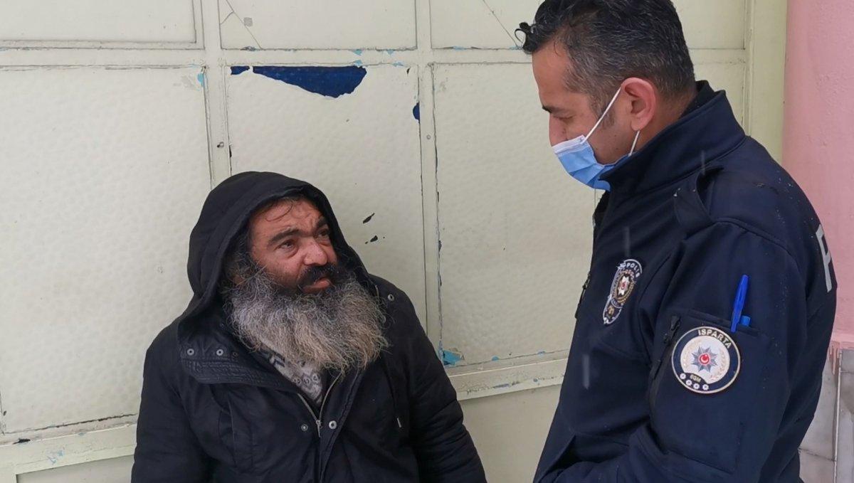 Isparta'da polis, evsiz adama duyarsız kalmadı