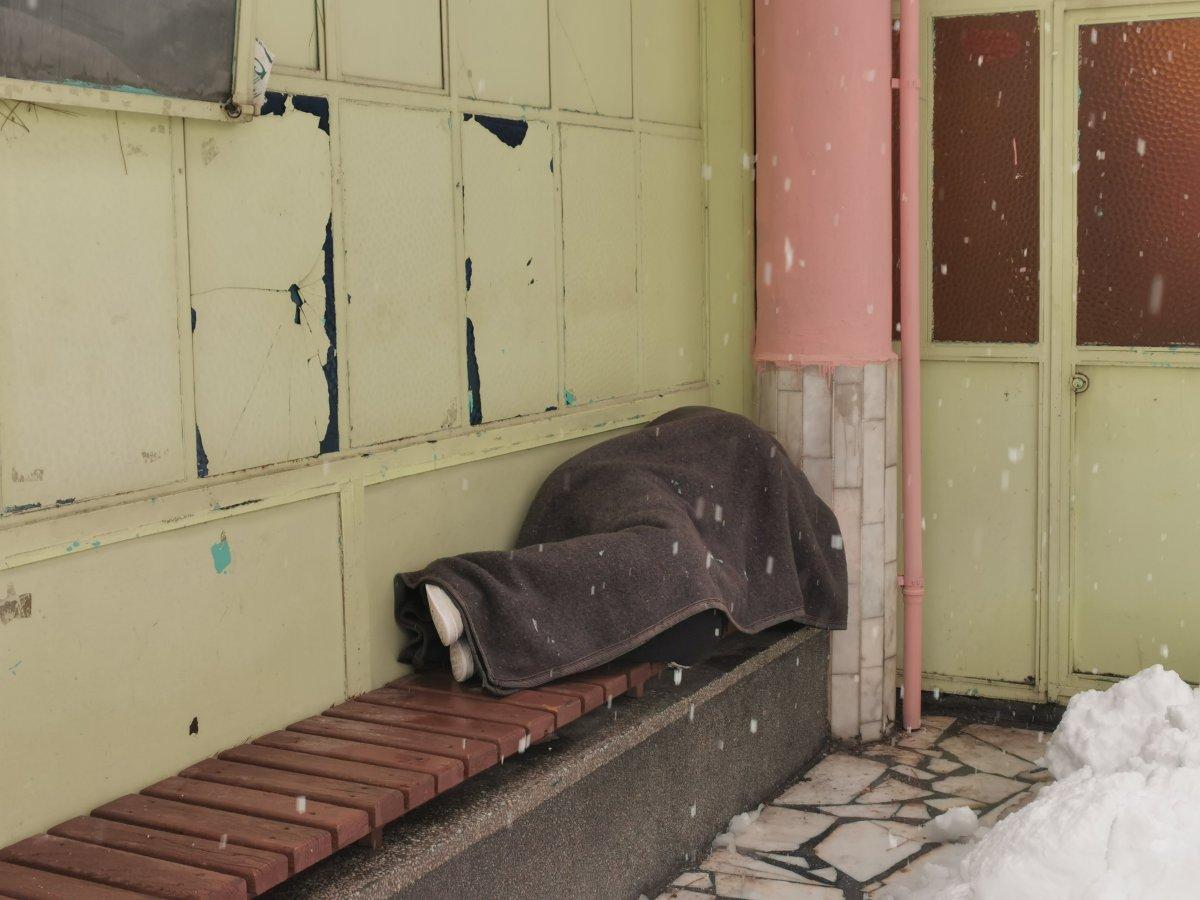 Isparta'da polis, evsiz adama duyarsız kalmadı