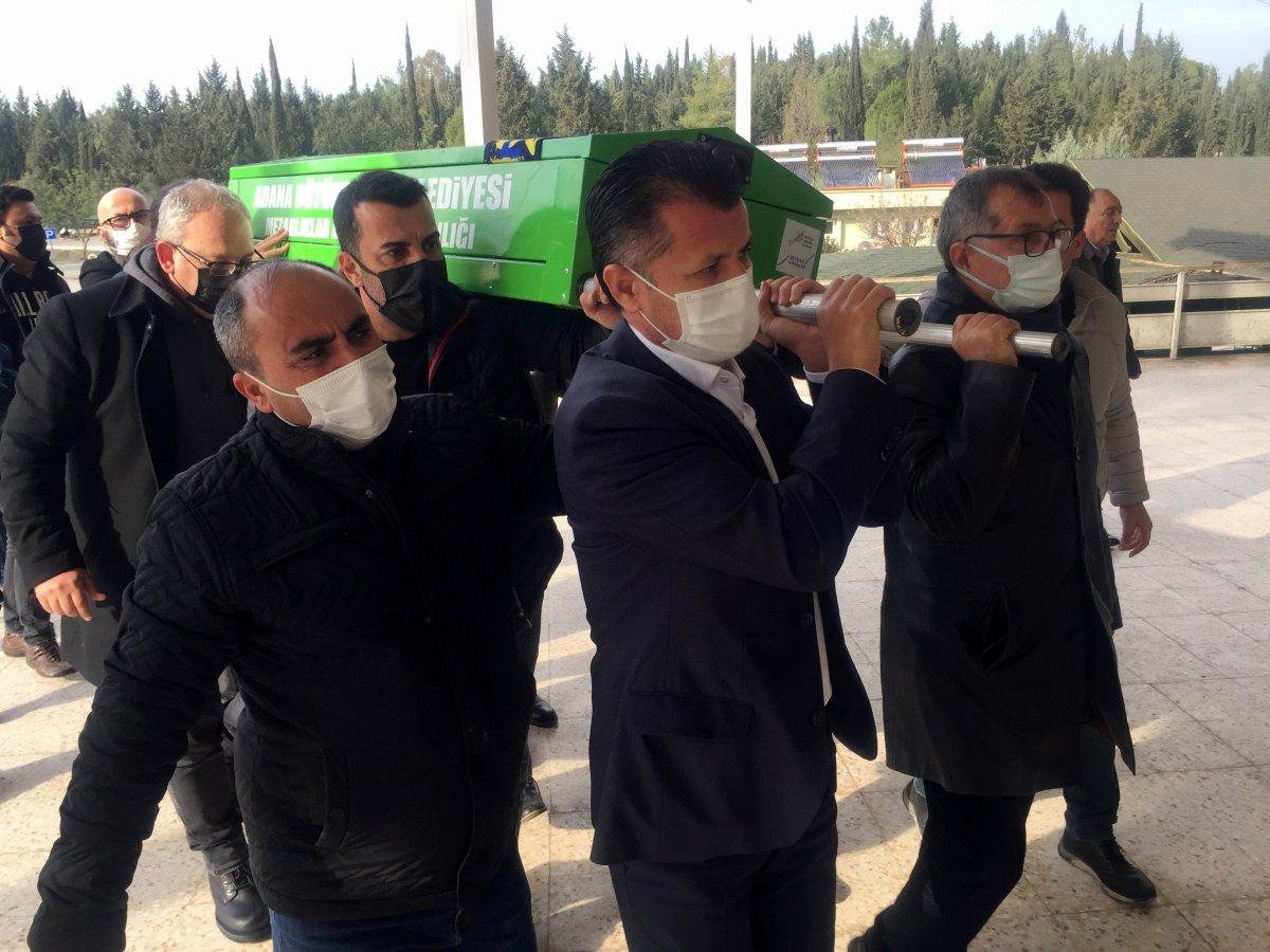 8 gün önce baba olan Emre Karayel, bugün babasını defnetti