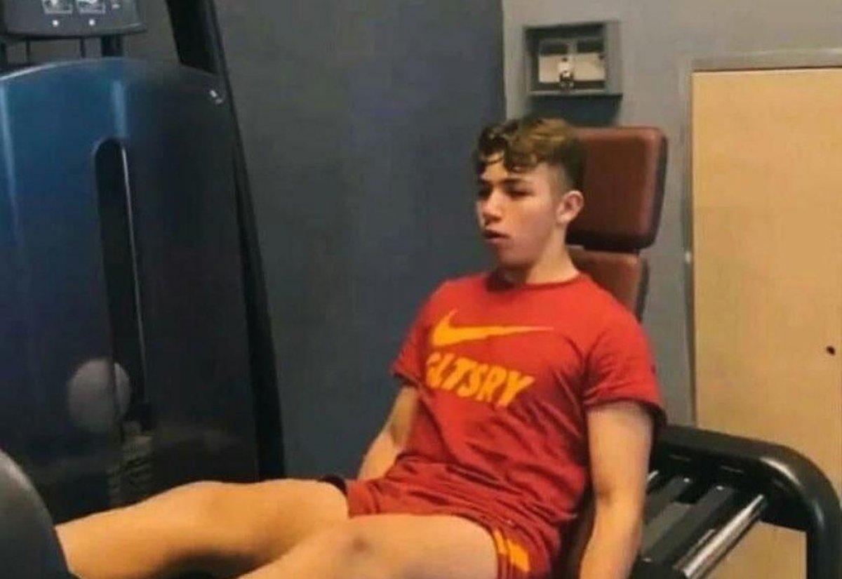 Galatasaray tişörtü giyen genç futbolcu kovuldu