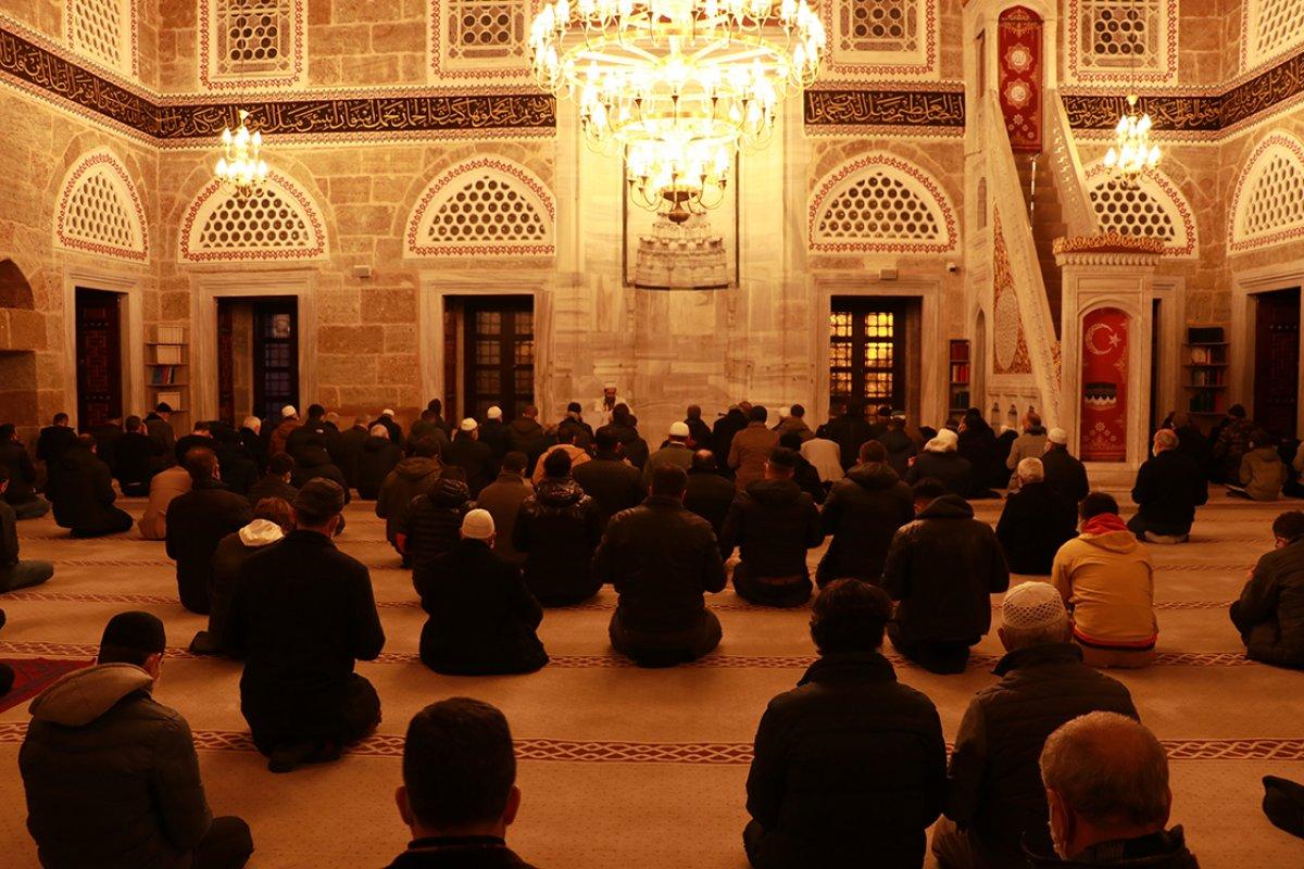 Regaip Kandili yurt genelinde dualarla idrak edildi