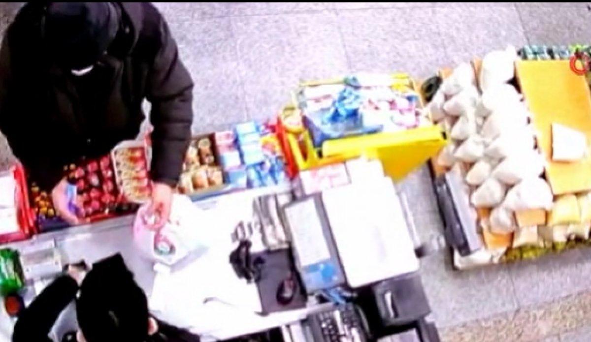 Sultangazi'de çaldığı kredi kartlarıyla alışveriş yaptı