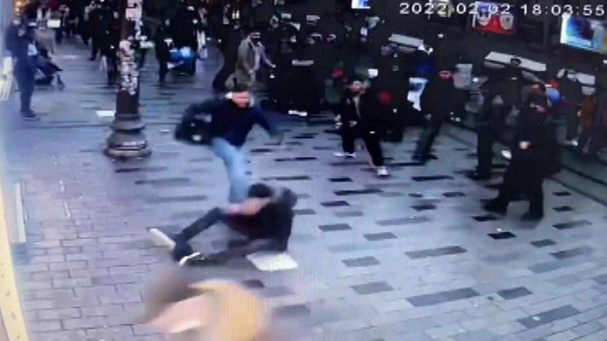 Taksim'de parfüm satıcısı turistin kafasında şişe parçaladı