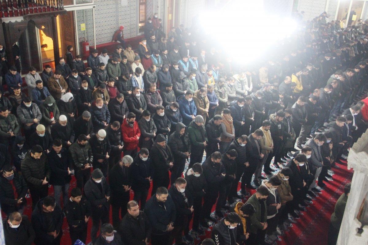 Regaip Kandili yurt genelinde dualarla idrak edildi