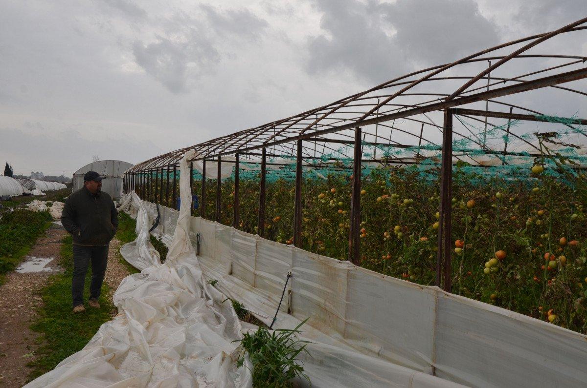 Antalya’da fırtına ve hortum, seraları yerle bir etti
