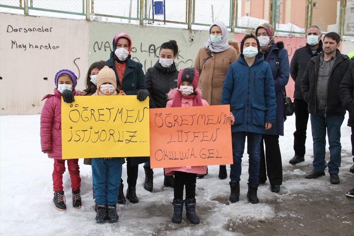 Kayseri'de, öğretmenlerin göreve başlamaması protesto edildi