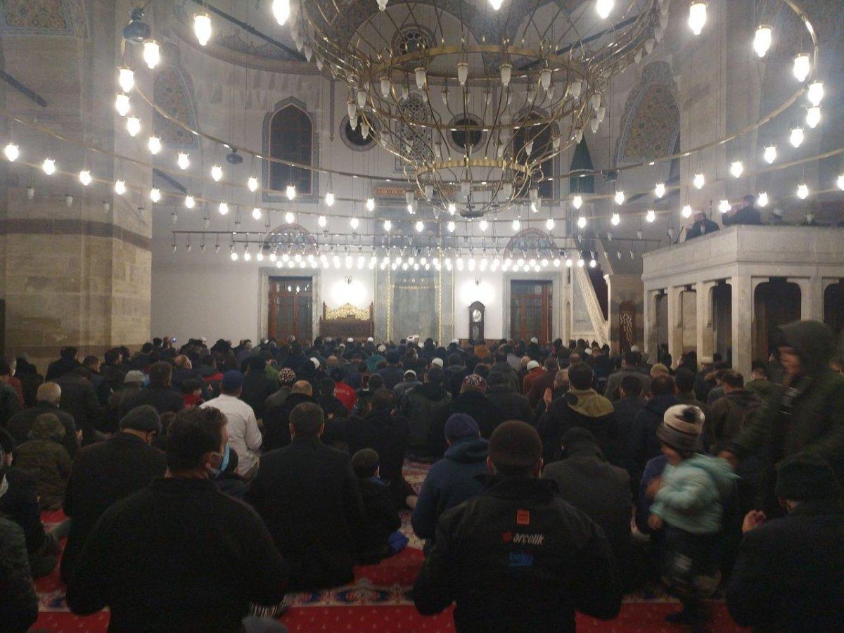 Regaip Kandili yurt genelinde dualarla idrak edildi