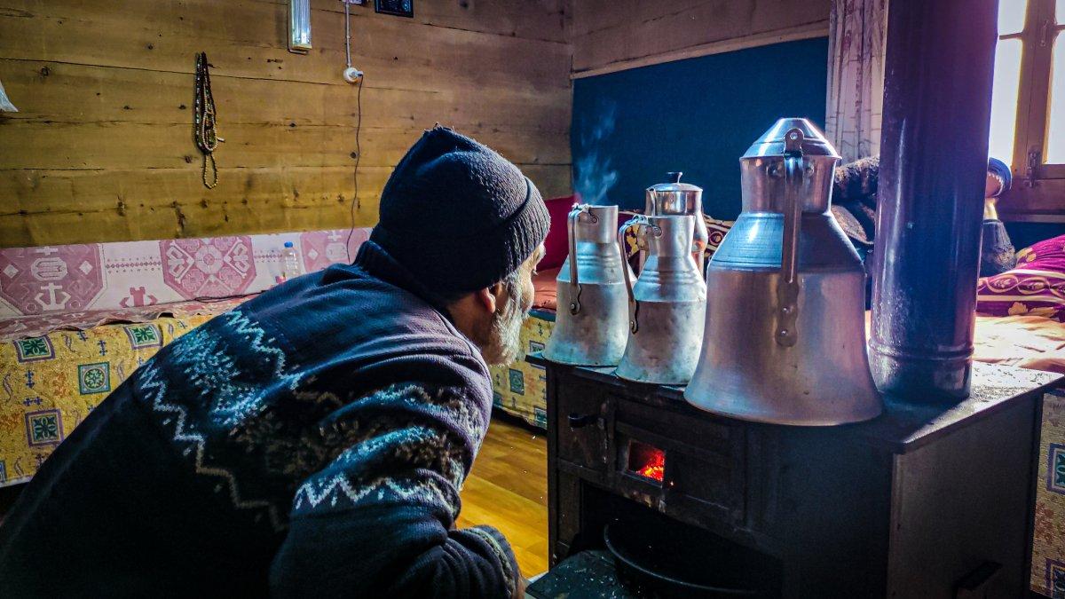 Artvin'deki köylüler, kışın da geleneksel yaşamı sürdürüyor