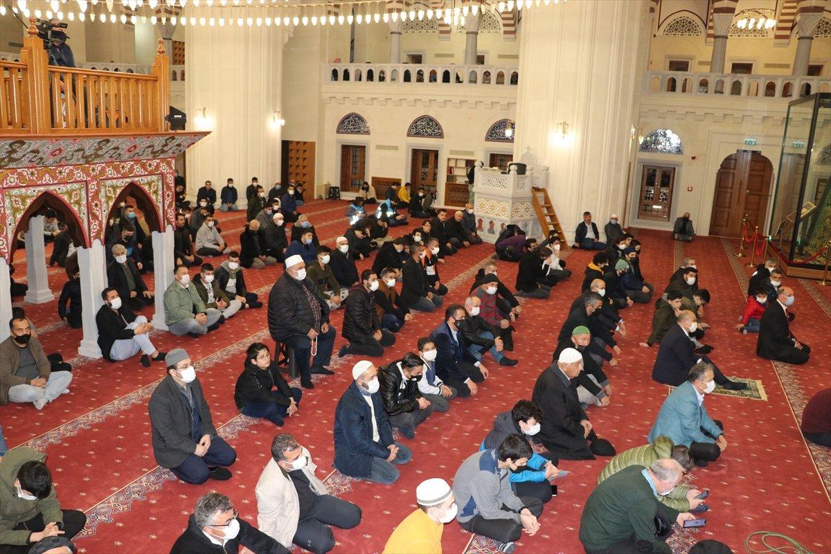 Regaip Kandili yurt genelinde dualarla idrak edildi