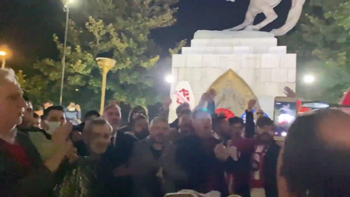 Atatürk heykelinin önünde İzmir Marşı söylenerek nöbet tutuldu