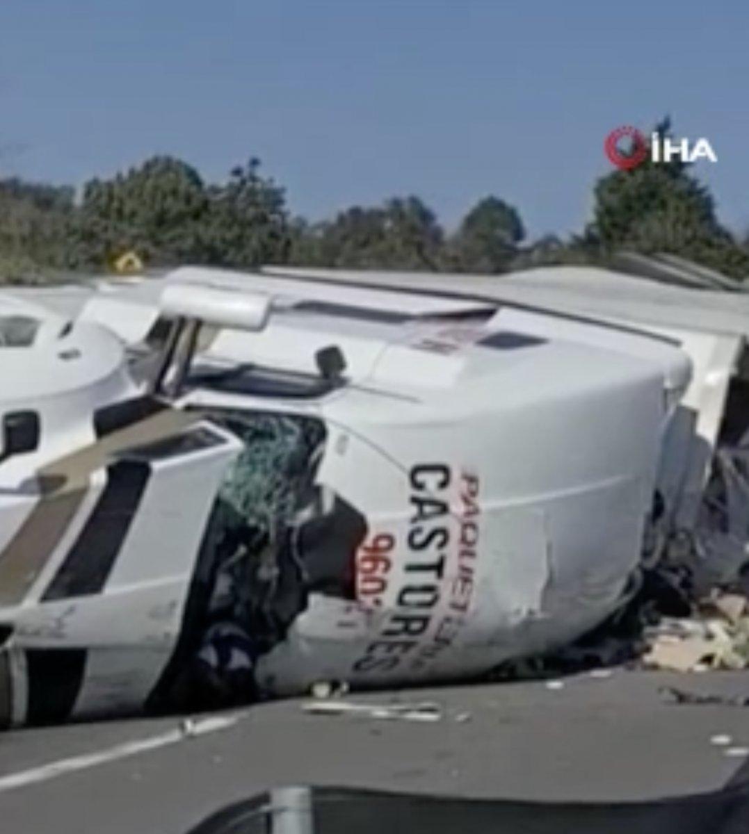 Meksika'da sürücüsünün can çekiştiği tır yağmalandı