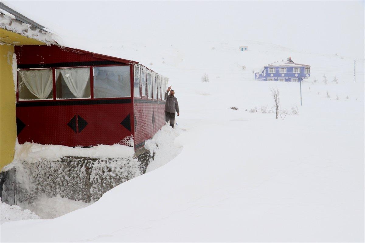 Sivas'ta kar, evlerin boyunu geçti