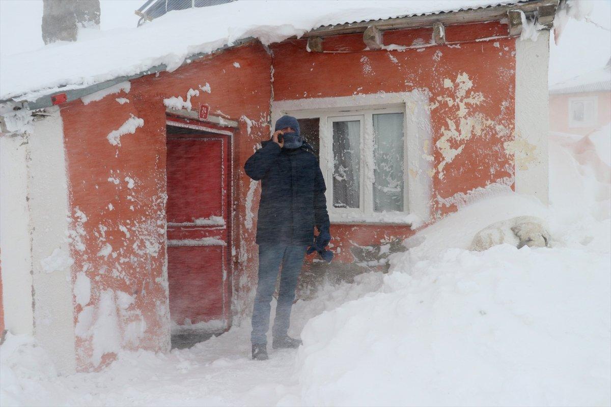 Sivas'ta kar, evlerin boyunu geçti