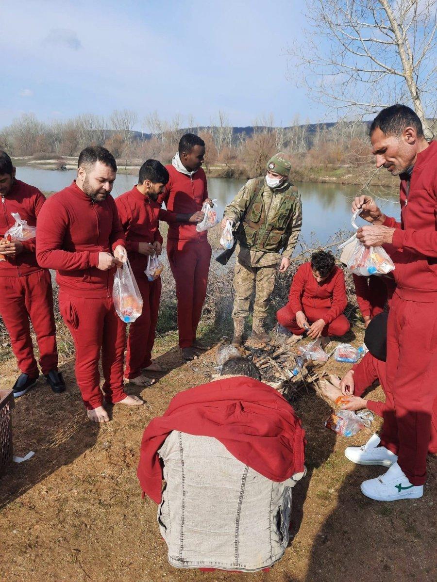 Yunan güçleri dövüp Türkiye’ye atıyor