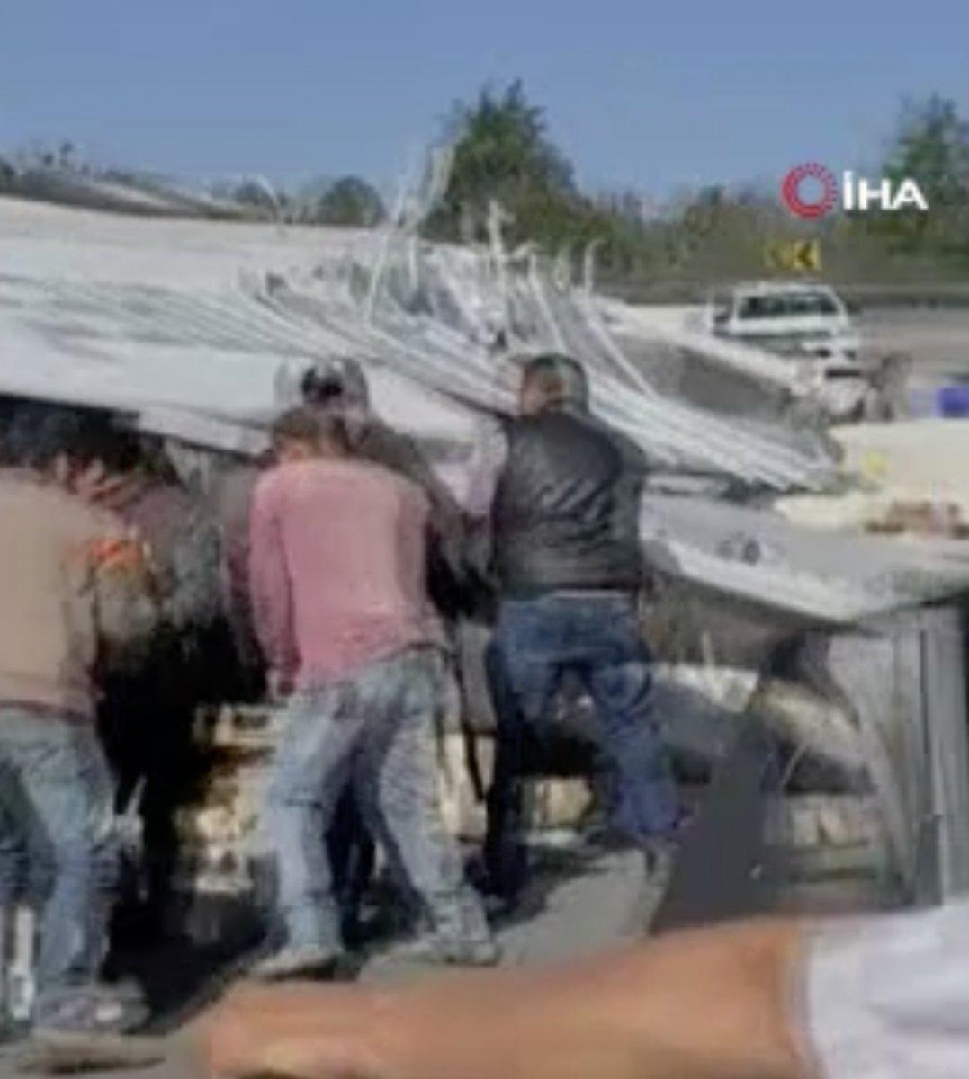 Meksika'da sürücüsünün can çekiştiği tır yağmalandı