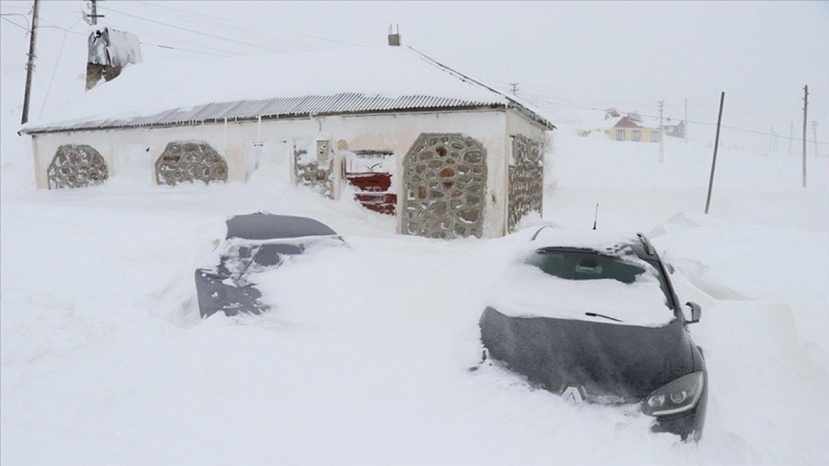 Sivas'ta kar, evlerin boyunu geçti