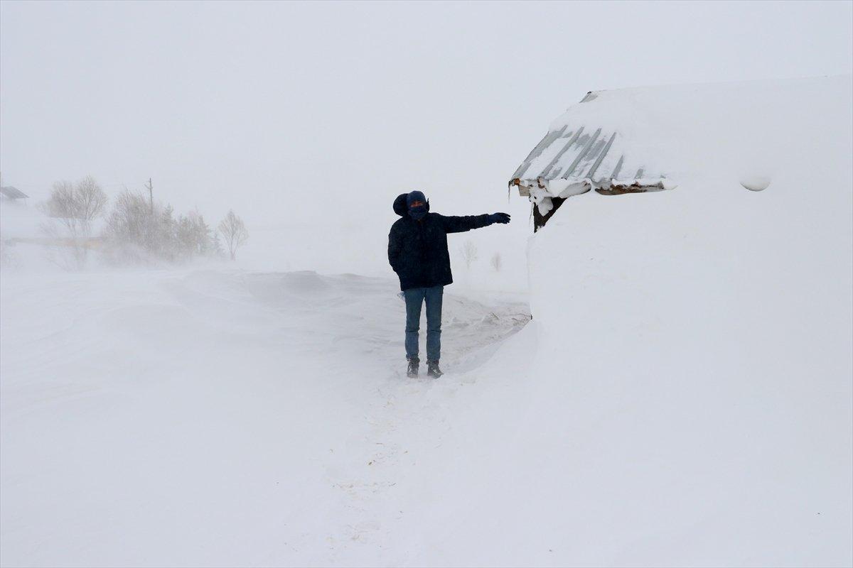 Sivas'ta kar, evlerin boyunu geçti