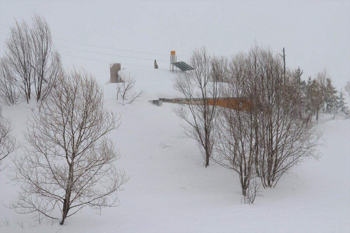 Sivas'ta kar, evlerin boyunu geçti