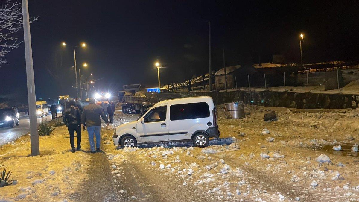 Düzce'de buzlanan yol zincirleme kaza getirdi, 25 araç birbirine girdi
