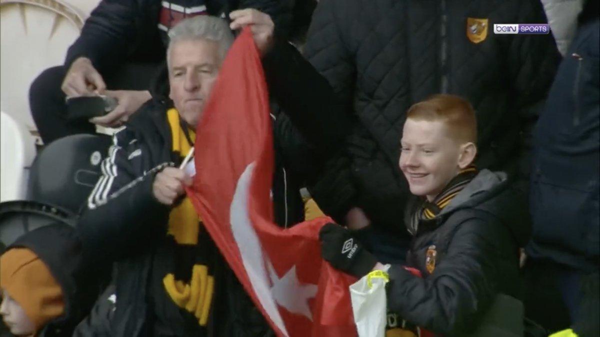 Hull City tribünlerinde Türk bayrağı