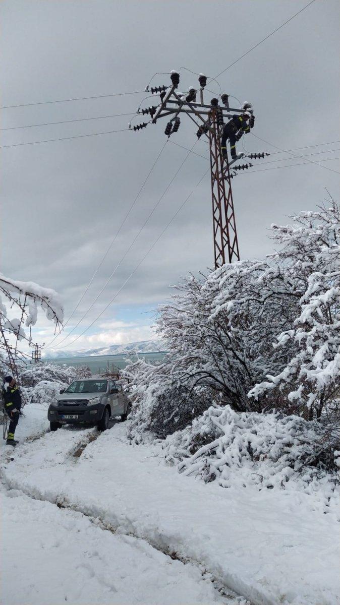 Isparta'da kar nedeniyle yaşanan elektrik krizi çözülüyor