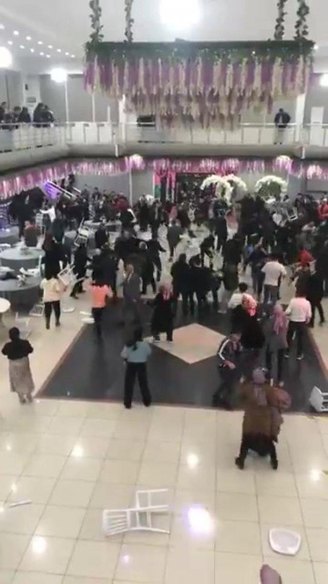 Sakarya'da düğün salonu savaş alanına döndü