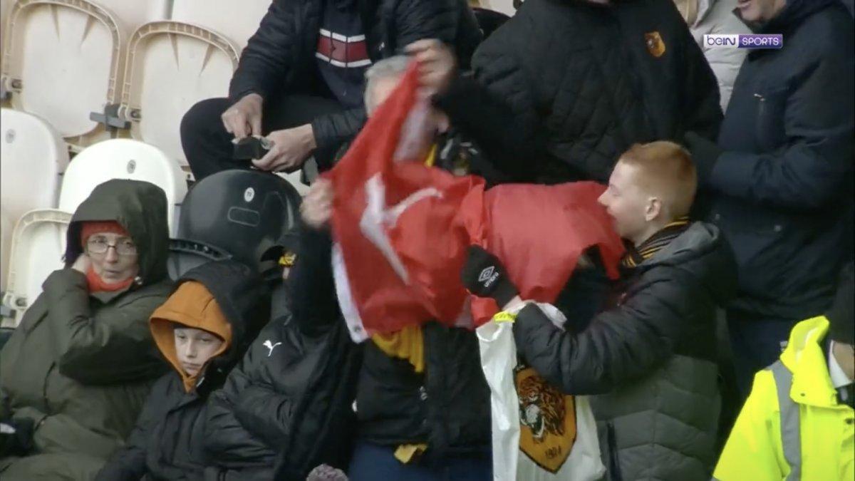 Hull City tribünlerinde Türk bayrağı