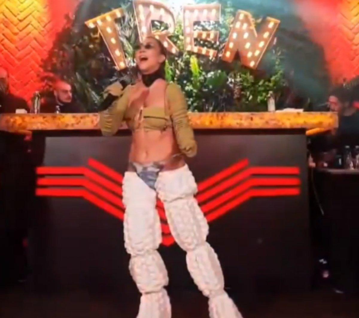 Hande Yener'in ilginç sahne kostümü