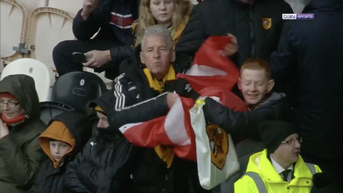 Hull City tribünlerinde Türk bayrağı