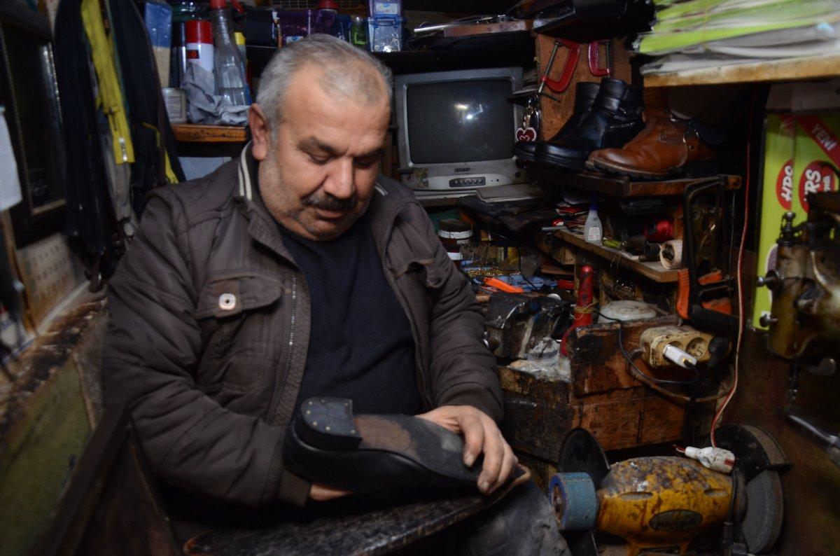 Ordulu ayakkabı tamircisi, hiç giyemediği ayakkabıları tamir ediyor
