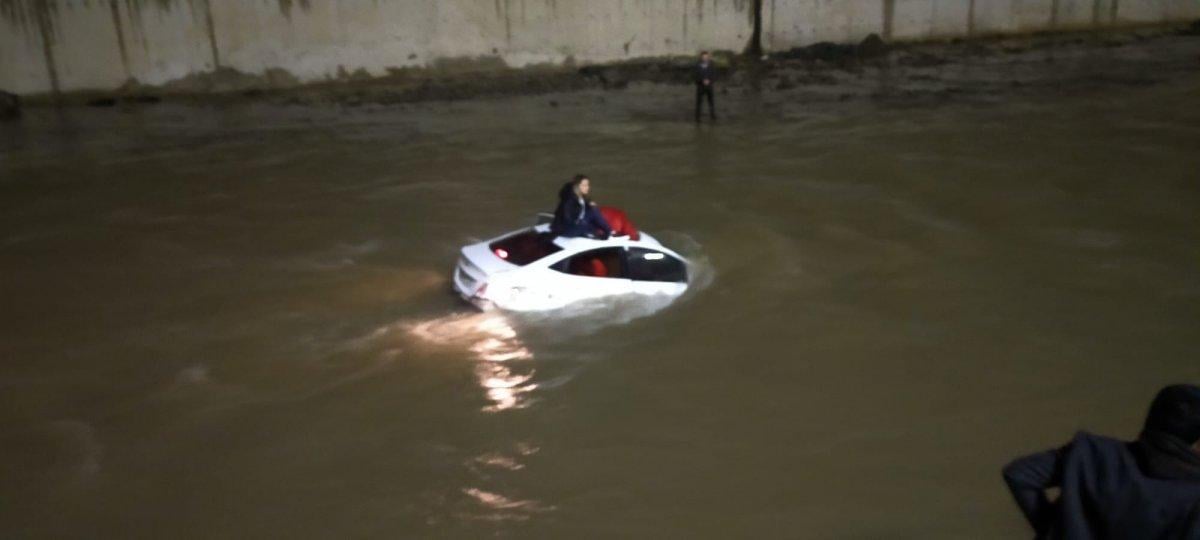 Giresun’da direksiyon hakimiyetini kaybeden sürücü aracıyla dereye uçtu