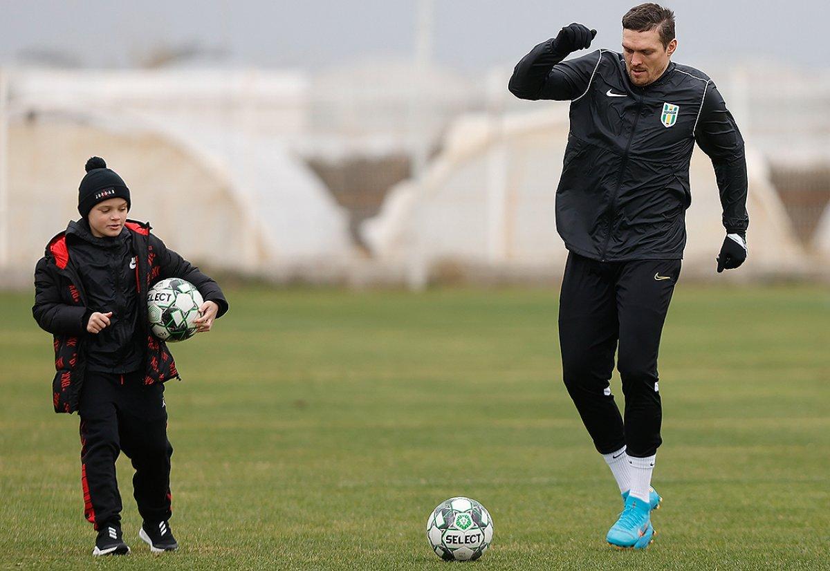 Dünya şampiyonu boksör Usyk, Antalya'da Ukrayna futbol takımının kampında