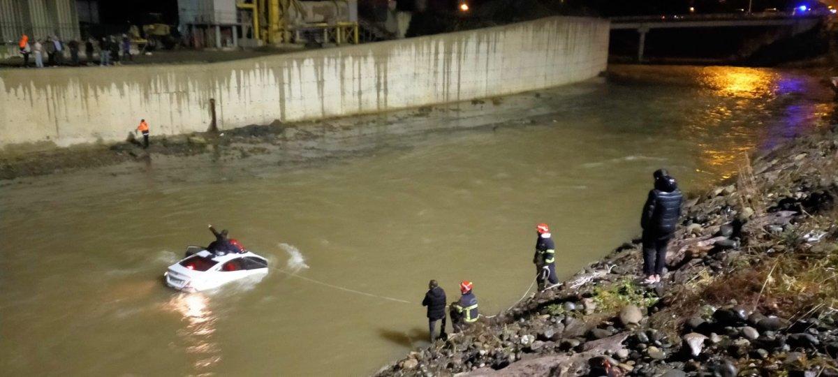Giresun’da direksiyon hakimiyetini kaybeden sürücü aracıyla dereye uçtu