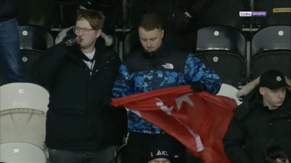 Hull City tribünlerinde Türk bayrağı