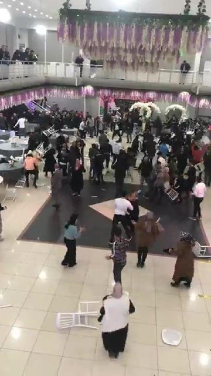 Sakarya'da düğün salonu savaş alanına döndü