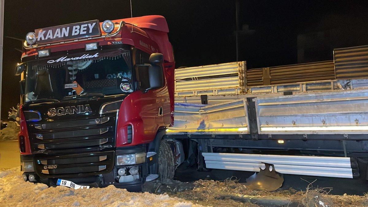 Düzce'de buzlanan yol zincirleme kaza getirdi, 25 araç birbirine girdi