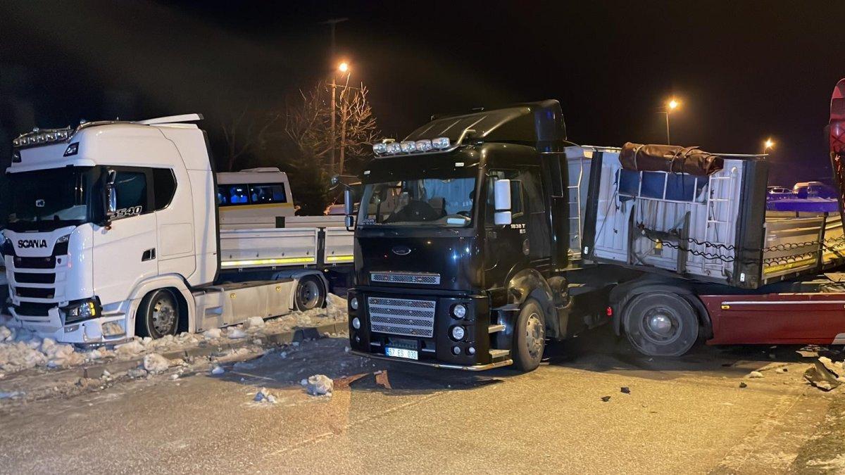 Düzce'de buzlanan yol zincirleme kaza getirdi, 25 araç birbirine girdi