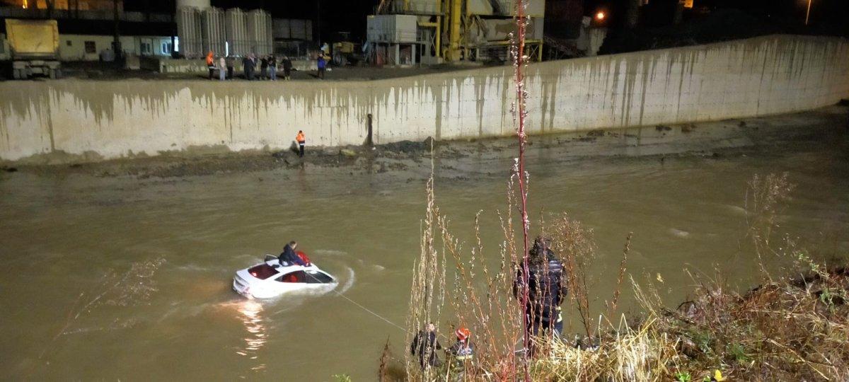 Giresun’da direksiyon hakimiyetini kaybeden sürücü aracıyla dereye uçtu