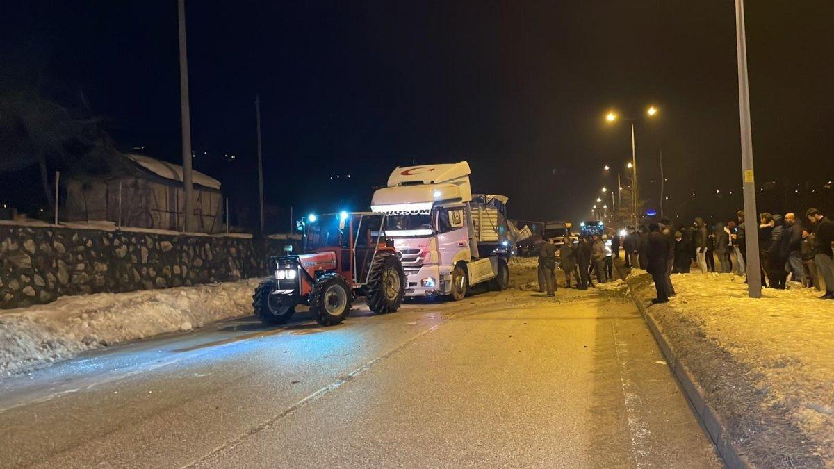 Düzce'de buzlanan yol zincirleme kaza getirdi, 25 araç birbirine girdi