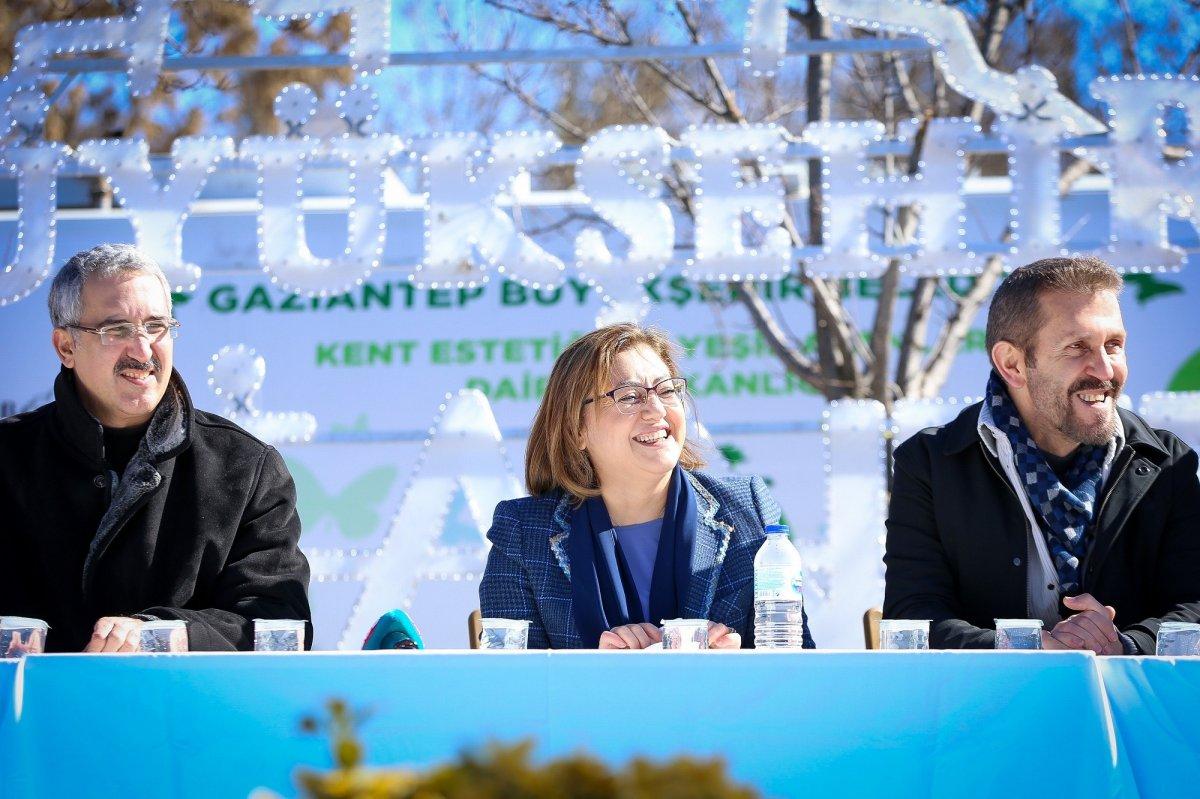 Fatma Şahin’den karla mücadelede çalışan personele ikramiye müjdesi